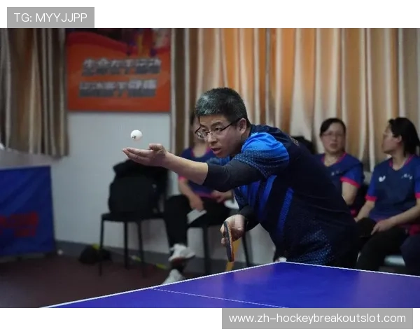 退休教师鲍立生社区教球:乒乓连接三代人