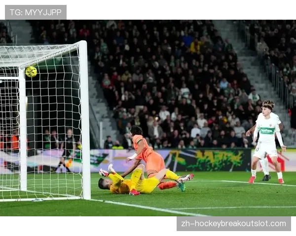 西甲实时:奥巴梅扬反越位成功,接长传后利用速度纵深突破单刀破门